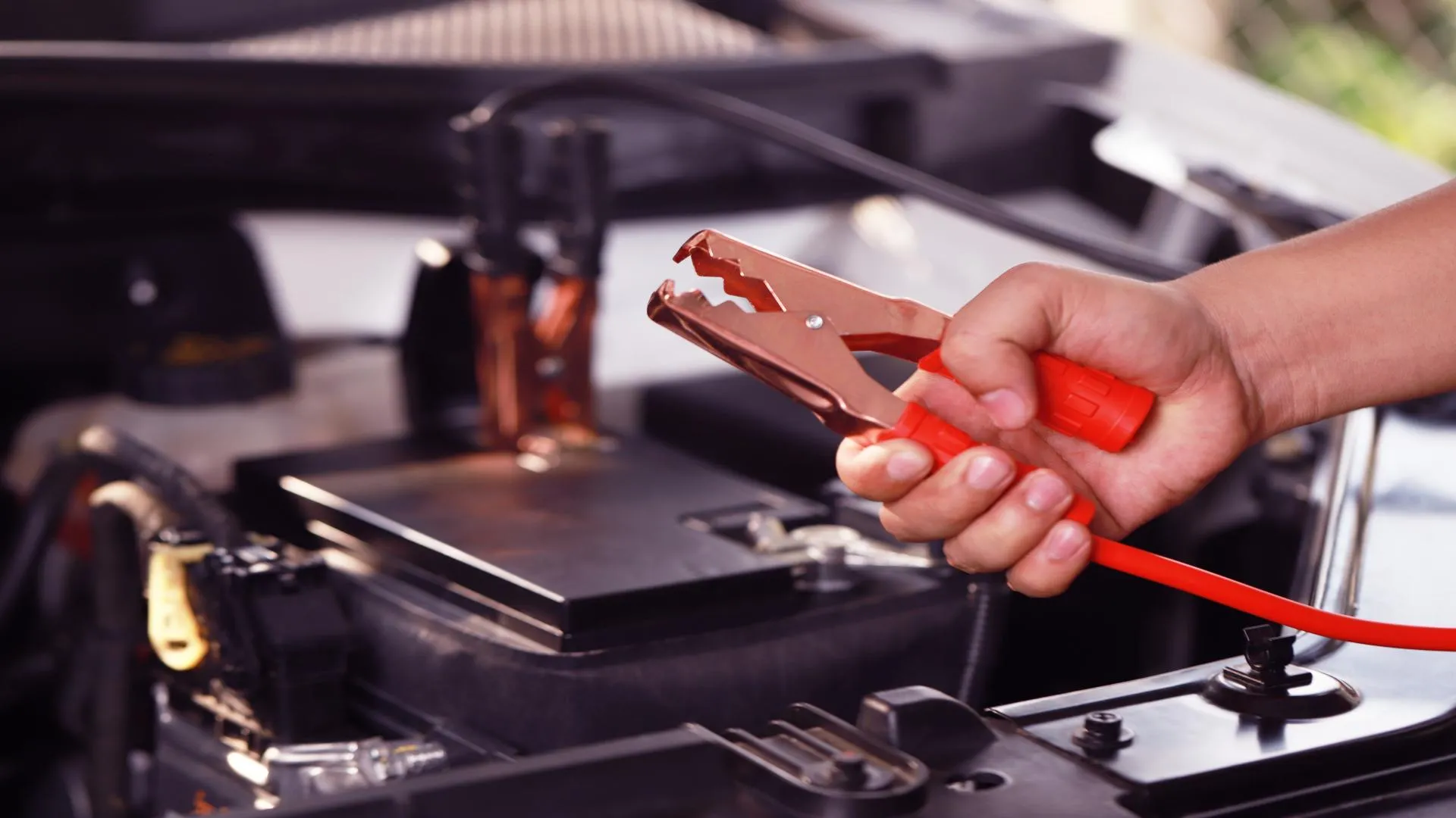 Araba Aküsü Neden Patlar? Önlemler & İpuçları